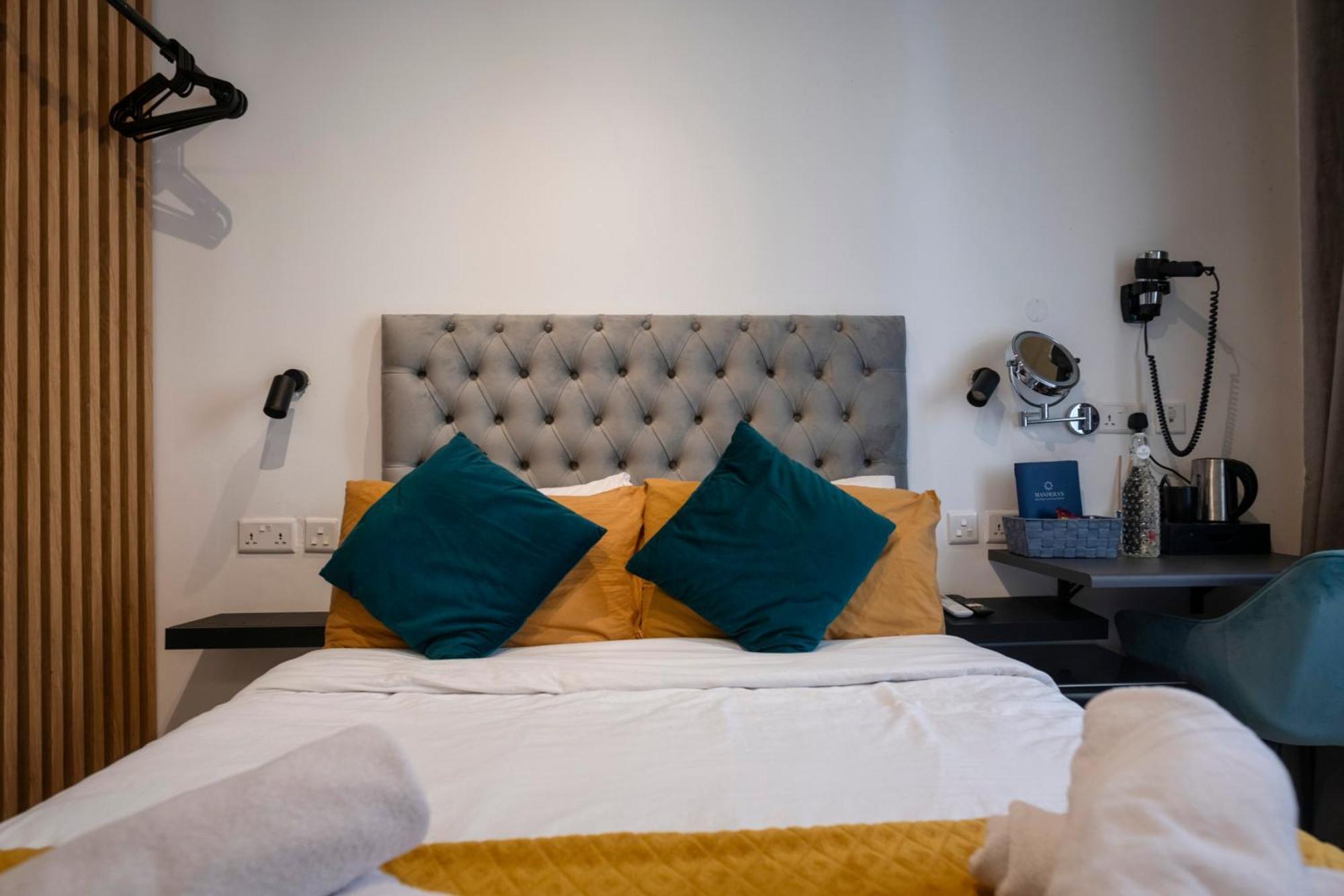 Mandera'S Boutique Suites & Dorms فاليتا المظهر الخارجي الصورة